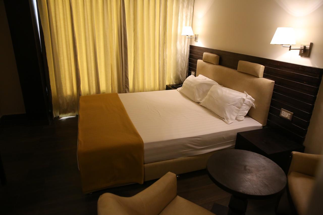Hotel La Castle Csennai Kültér fotó
