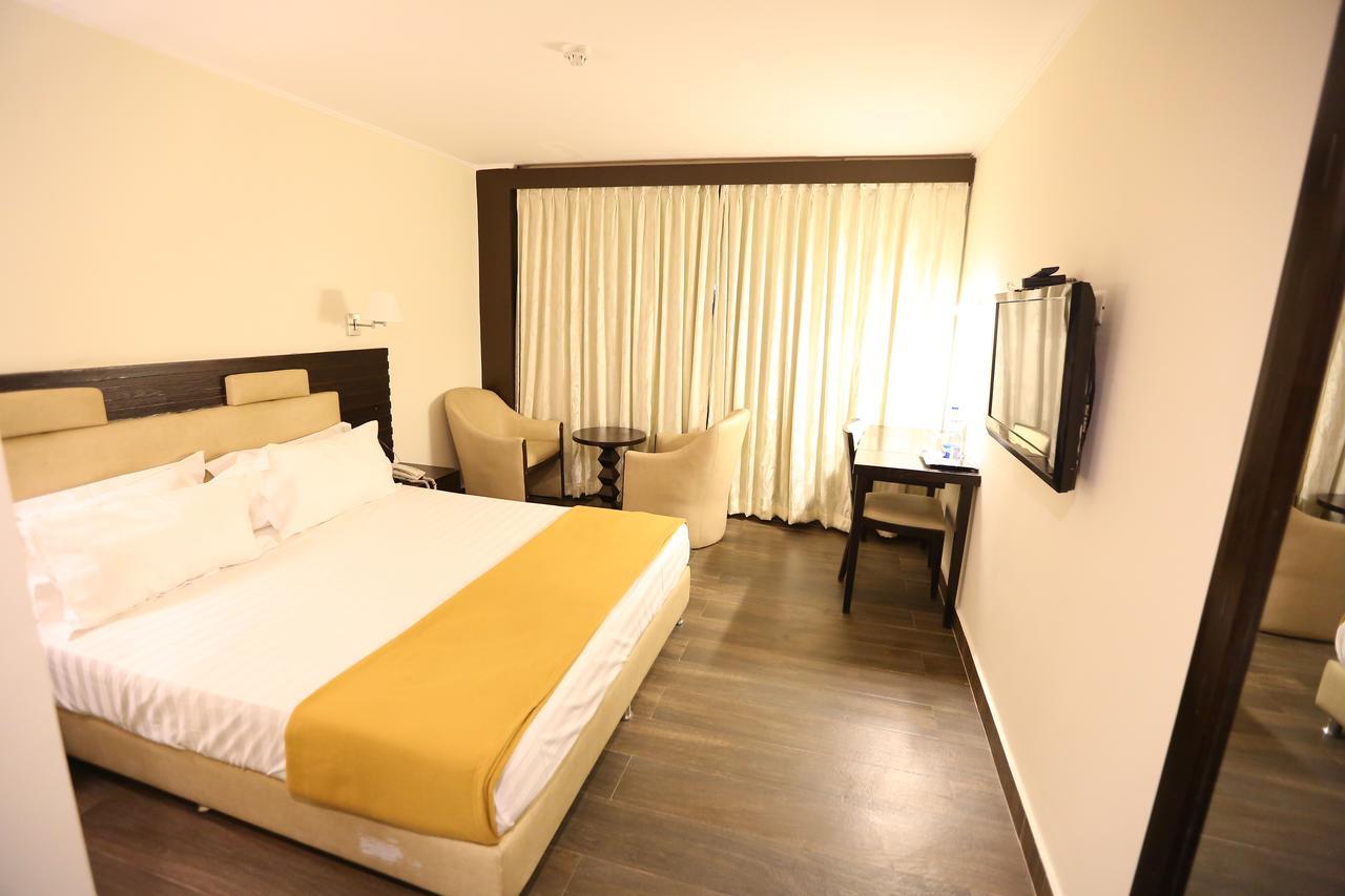 Hotel La Castle Csennai Kültér fotó